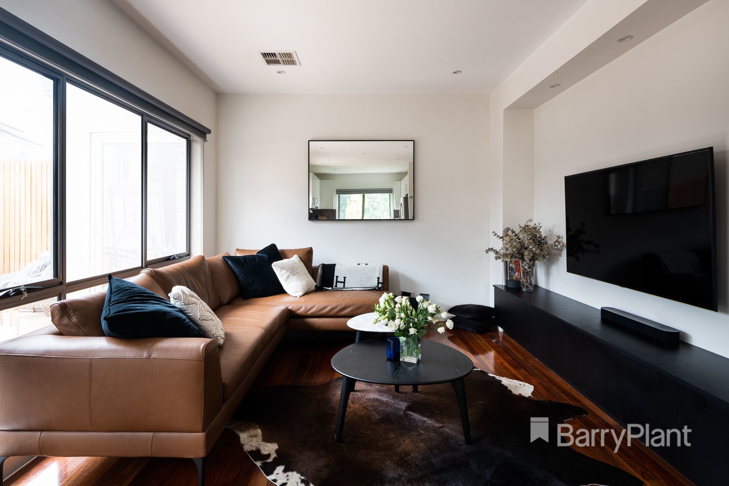 1/10 Poplar Crescent, Bellfield, VIC 3081 - Thumbnail 2 - 21/04/2020