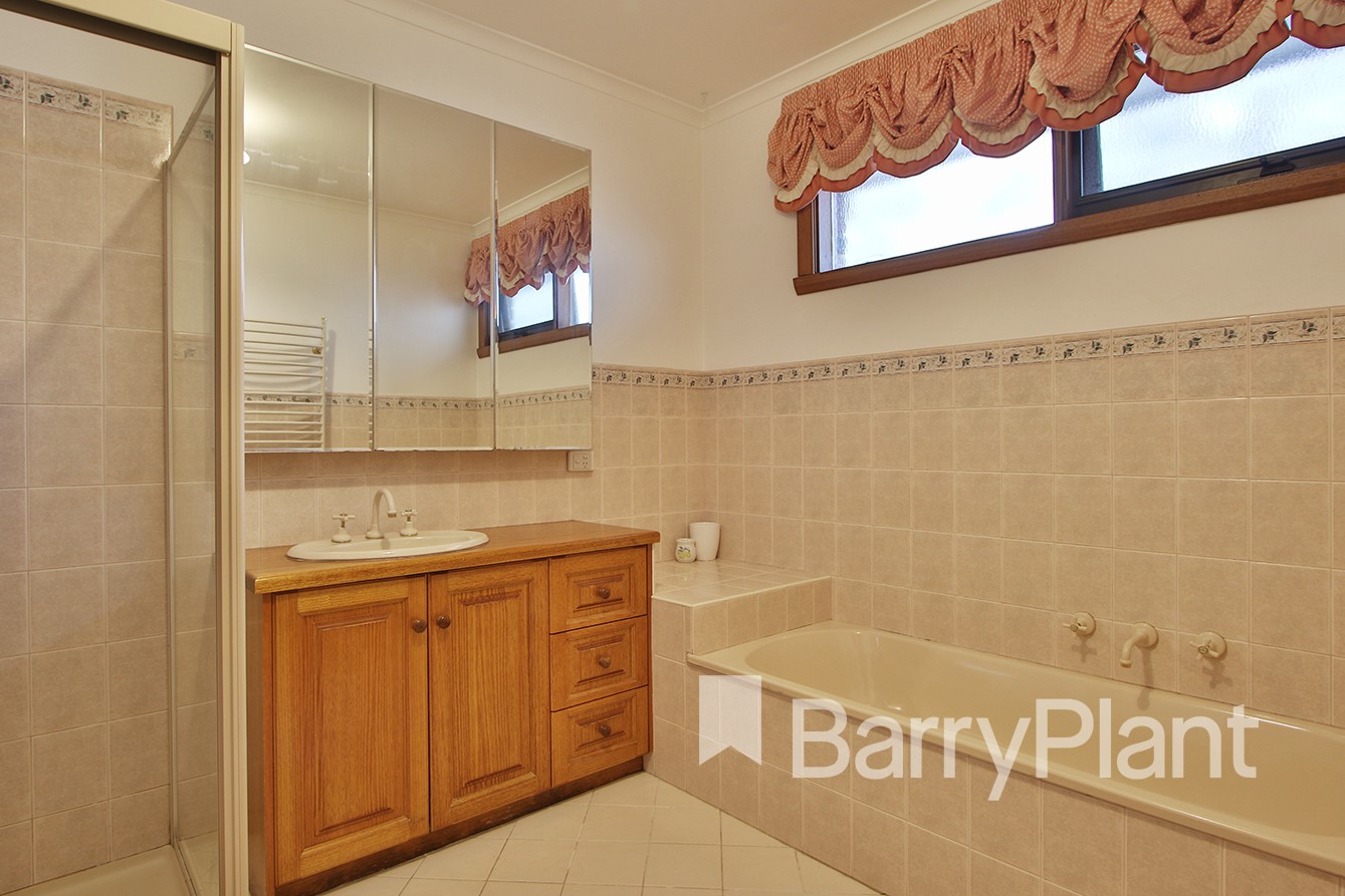 52 Kelway Crescent, Eltham North, VIC 3095 - Thumbnail 2 - 08/05/2020