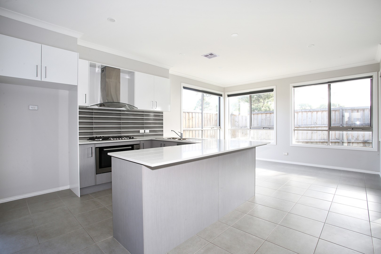 11 Augusta Crescent, Frankston, VIC 3199 - Thumbnail 2 - 25/05/2020