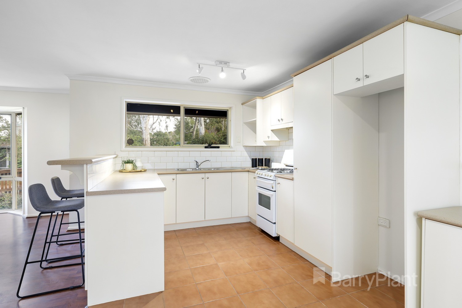 8 Robern ParadeViewbank, VIC 3084, Viewbank - Thumbnail 4