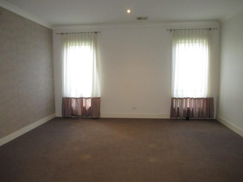 18 Chase Boulevard, Berwick, VIC 3806 - Thumbnail 2 - 26/06/2020