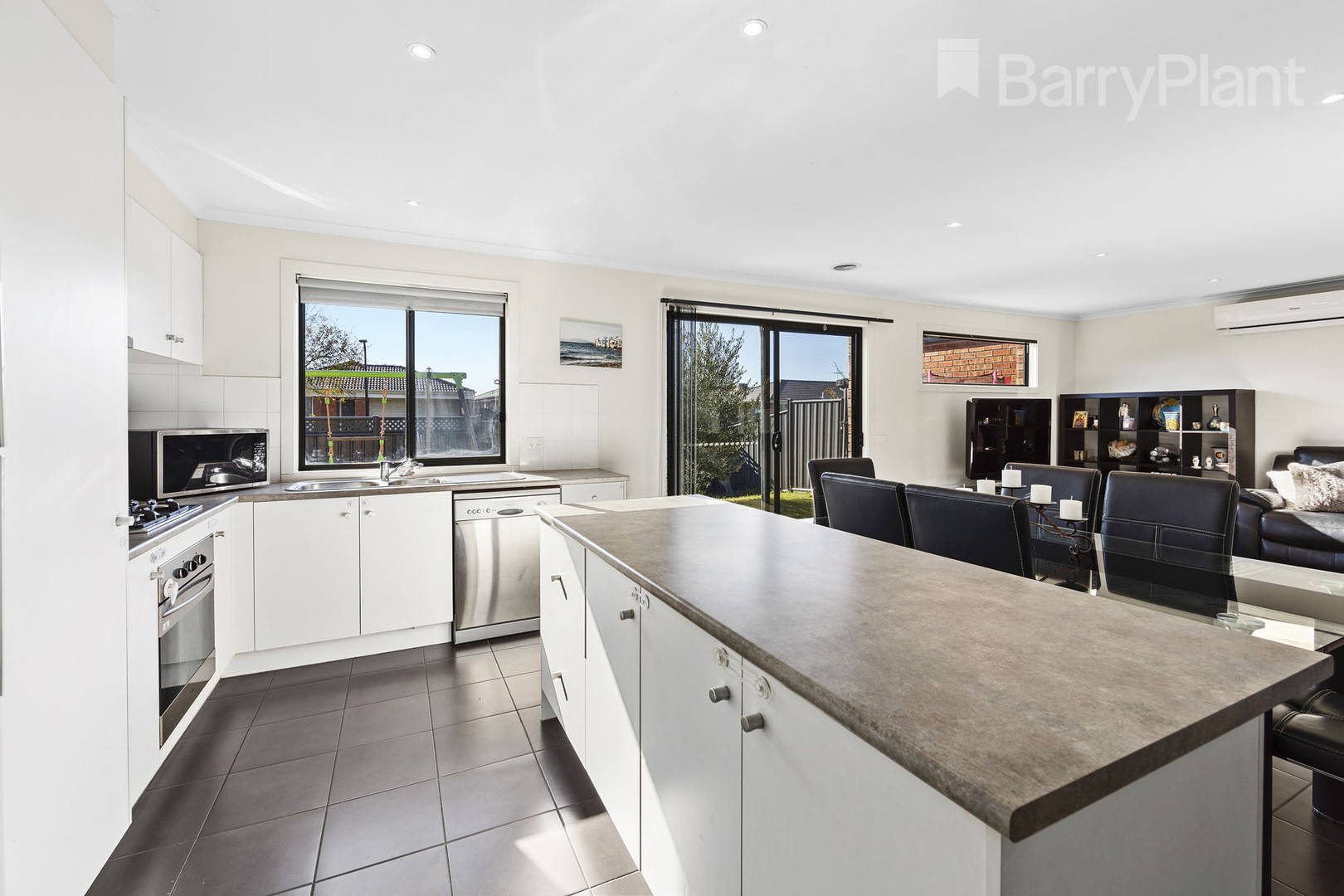 2 Yalding PlaceDeer Park, VIC 3023