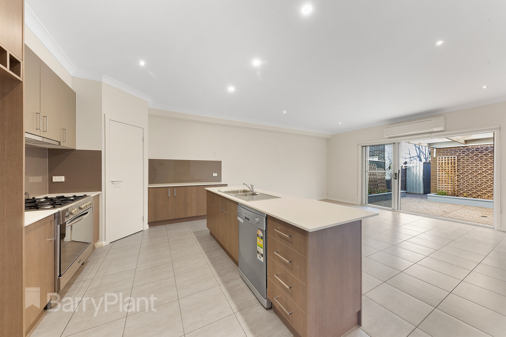 37 The Esplanade, Caroline Springs, VIC 3023 - Thumbnail 2 - 11/09/2020