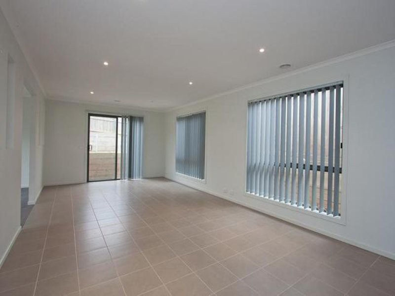 14 Sing Crescent, Berwick, VIC 3806 - Thumbnail 2 - 05/10/2020