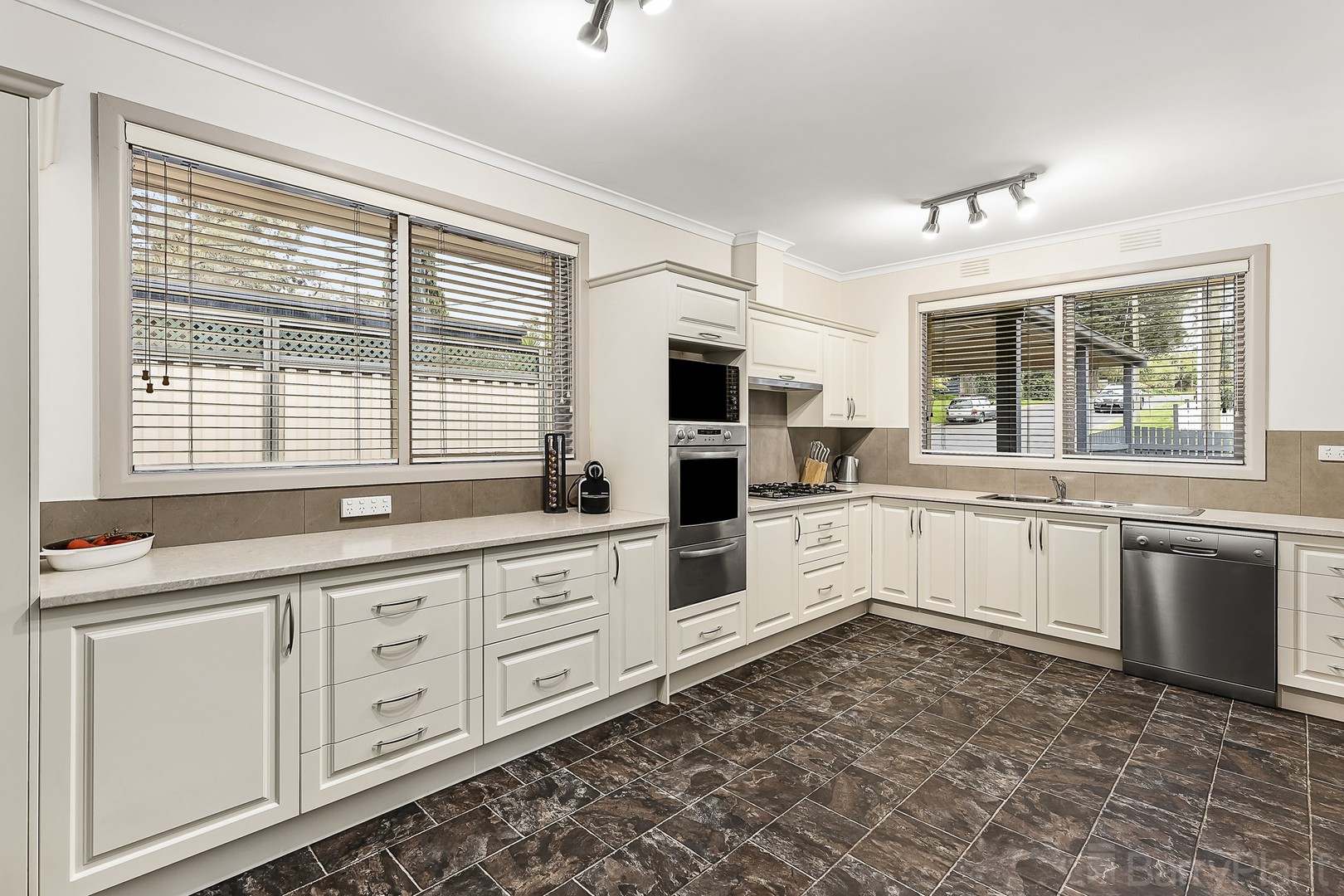 10 Sunset DriveHeathmont, VIC 3135, Heathmont - Thumbnail 2