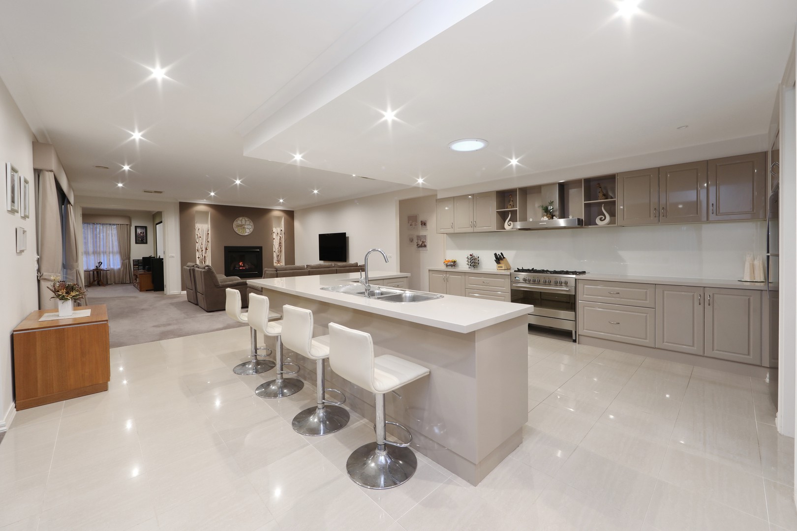 6 Hume Drive, Lysterfield, VIC 3156 - Thumbnail 2 - 20/10/2020