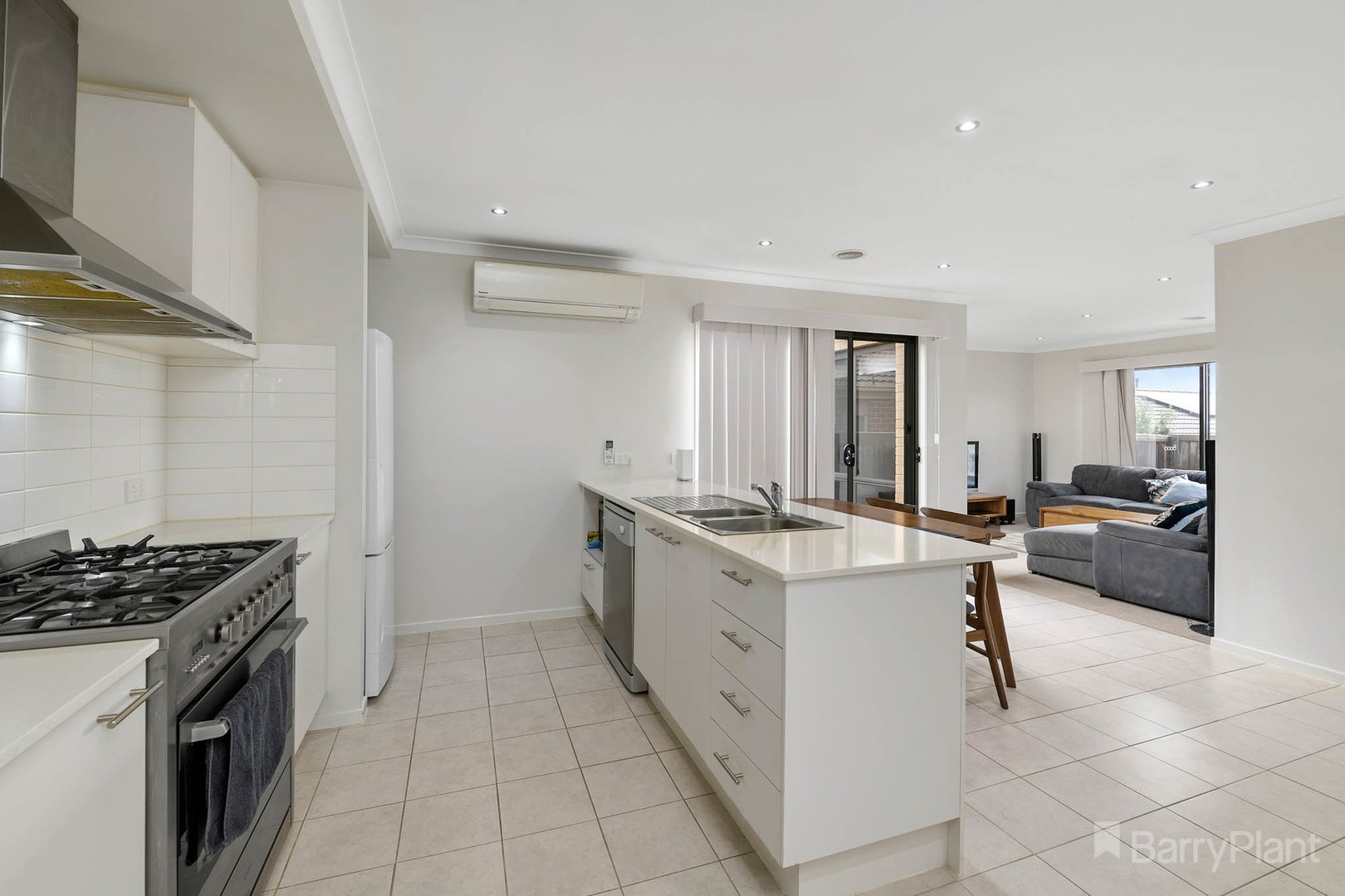 8 Belmont CrescentPakenham, VIC 3810, Pakenham - Thumbnail 2