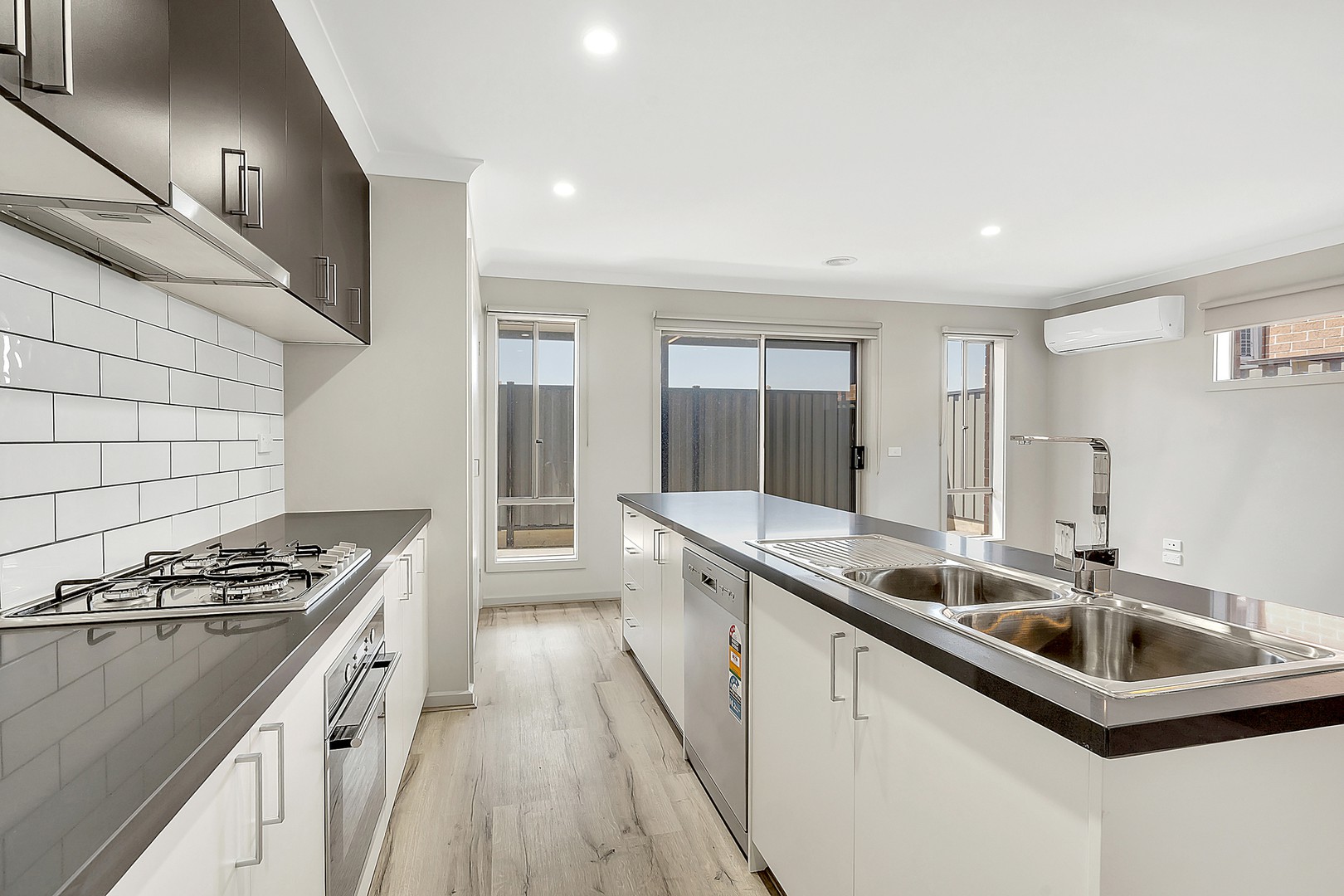 4 Oregan Way, Roxburgh Park, VIC 3064 - Thumbnail 2 - 09/12/2020