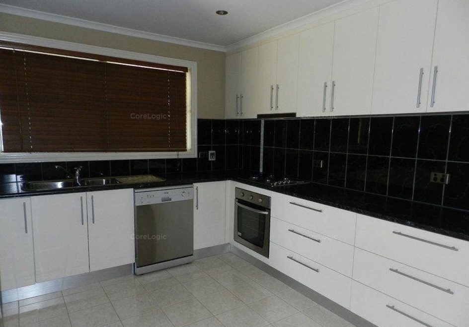 10 Yorkshire Crescent, Shepparton, VIC 3630 - Thumbnail 2 - 22/12/2020