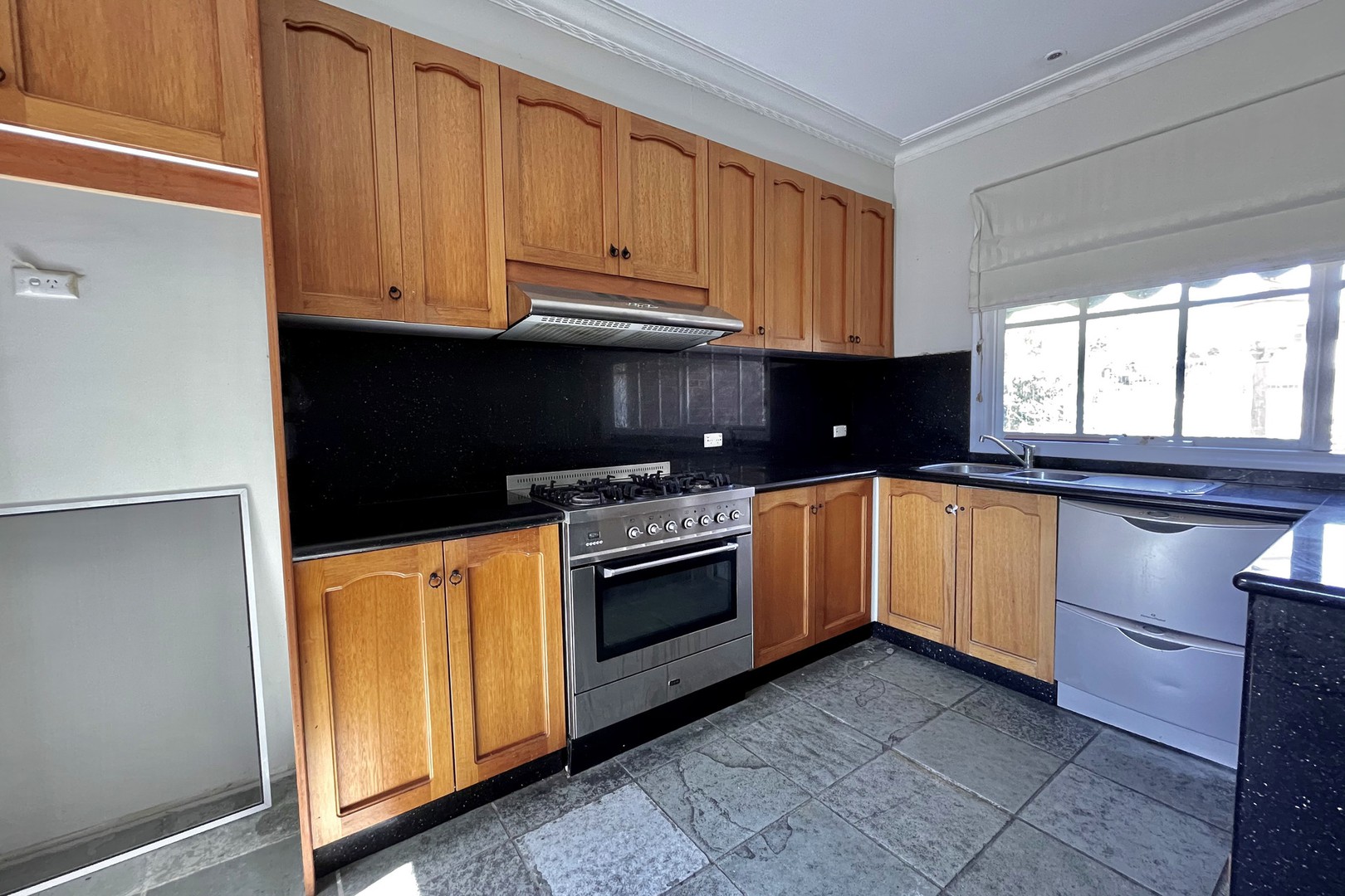 16 Oak Hill RoadMount Waverley, VIC 3149, Mount Waverley - Thumbnail 2