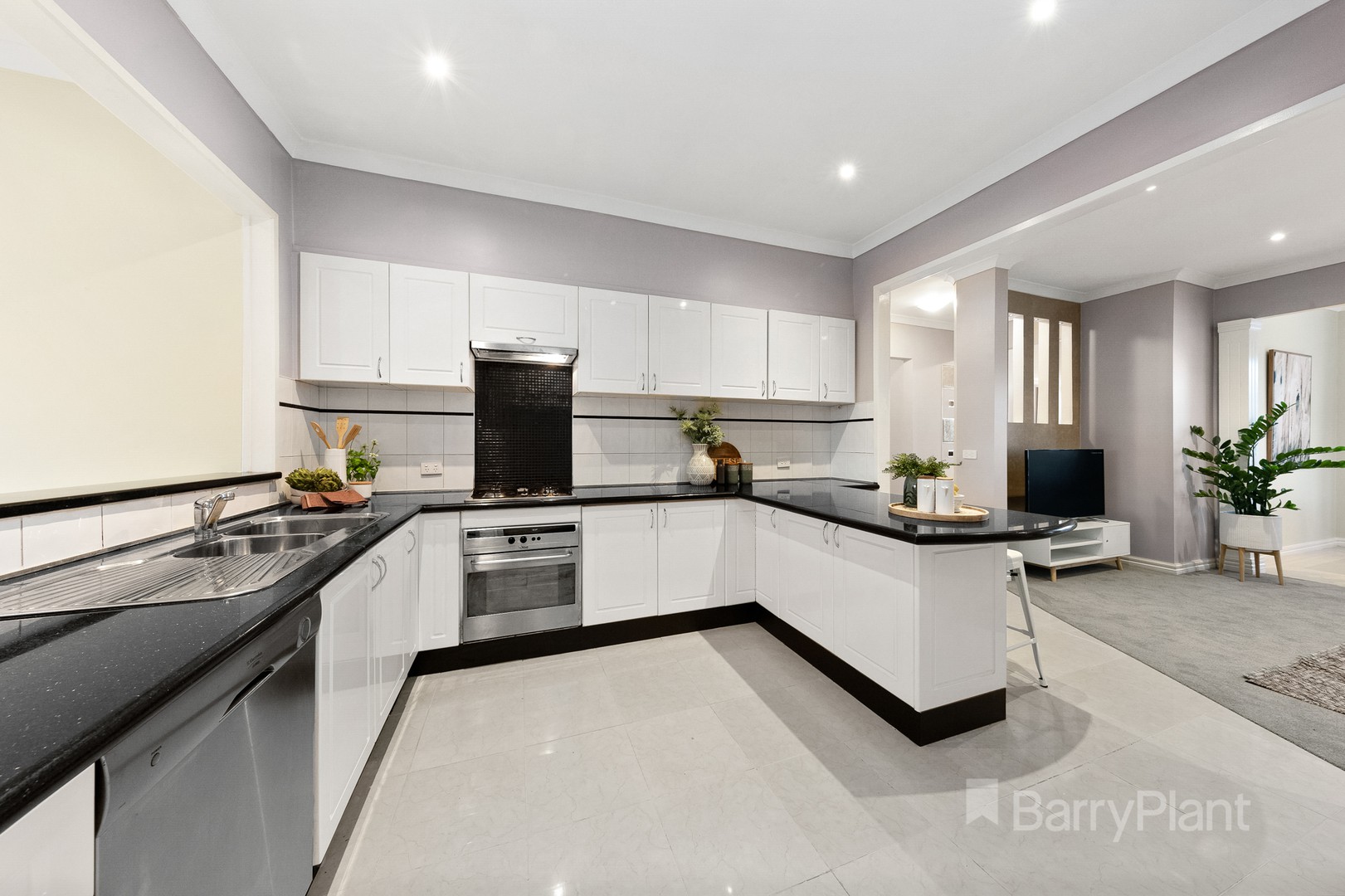 8 Oak Court, Braybrook, VIC 3019 - Thumbnail 2 - 20/01/2021