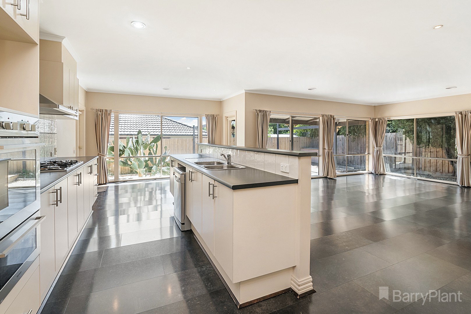 9 Treefern DriveSunbury, VIC 3429, Sunbury - Thumbnail 3