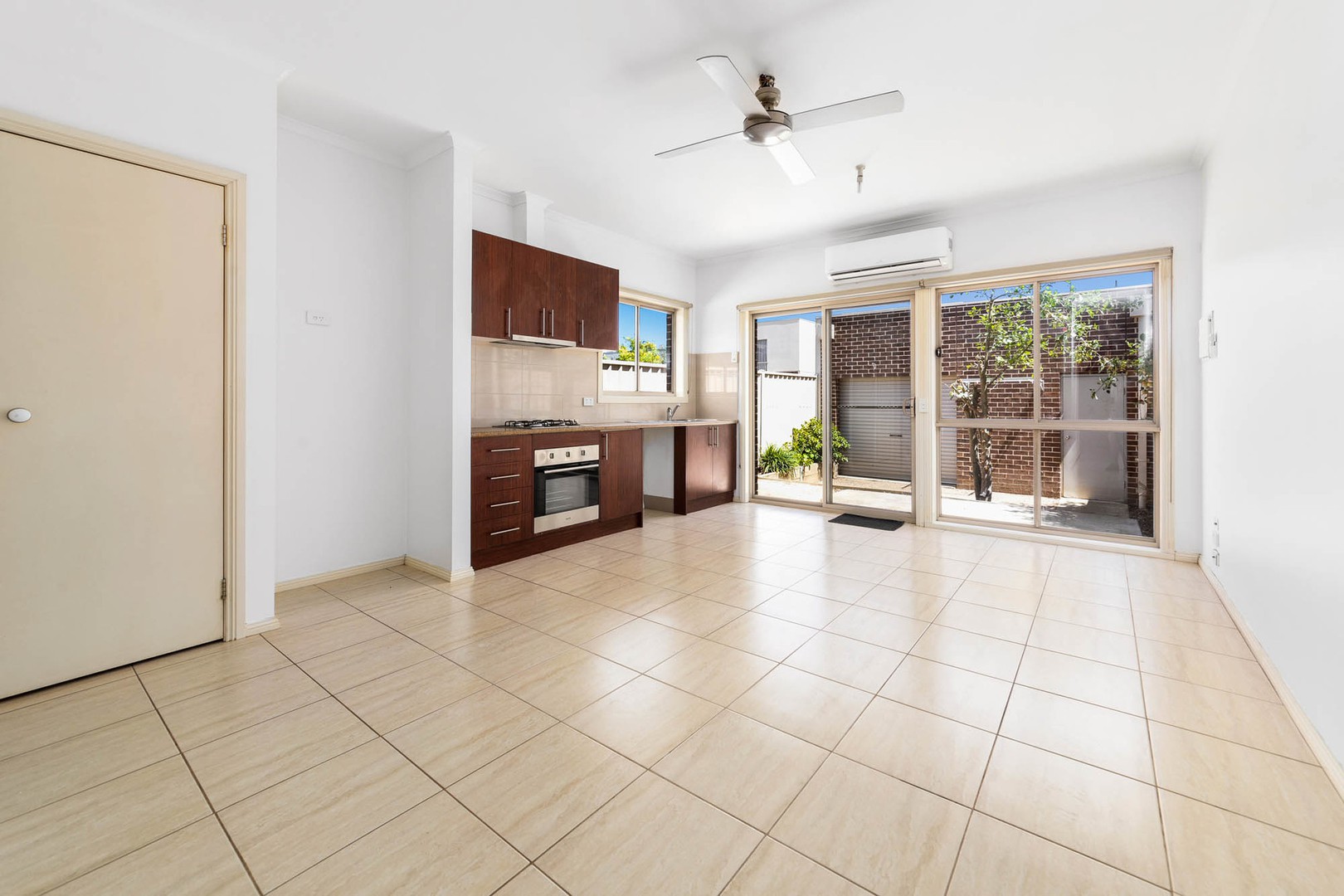 19 Landcox Way, Caroline Springs, VIC 3023 - Thumbnail 1 - 29/01/2021