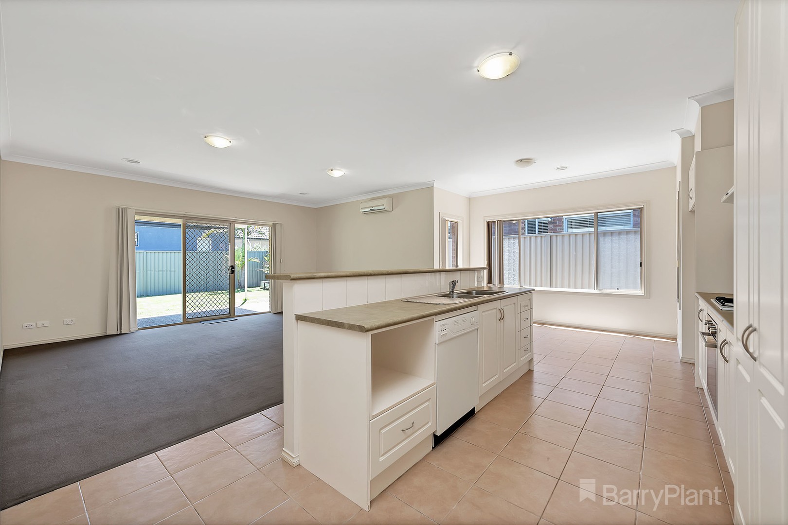 6 Petrel Circuit, Pakenham, VIC 3810 - Thumbnail 2 - 01/02/2021