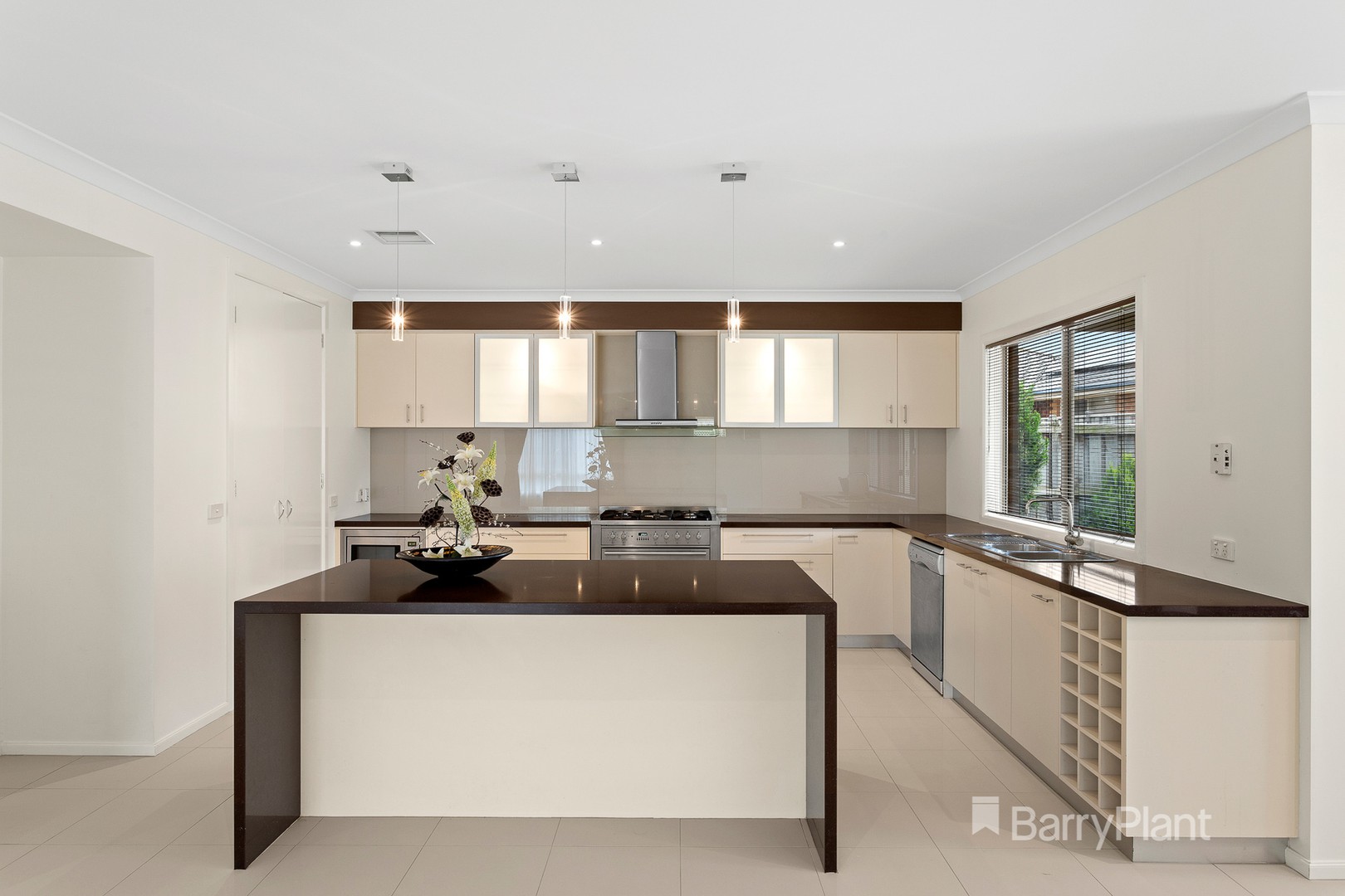 76 Ridgemont Drive, Berwick, VIC 3806 - Thumbnail 2 - 22/02/2021