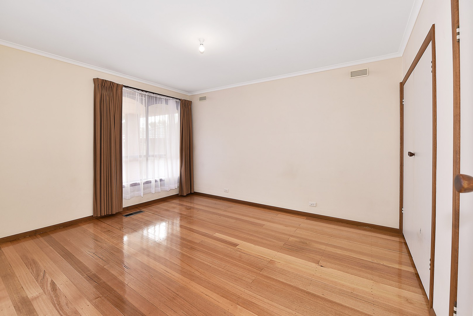 6 Larwood Close, Avondale Heights, VIC 3034 - Thumbnail 2 - 24/02/2021