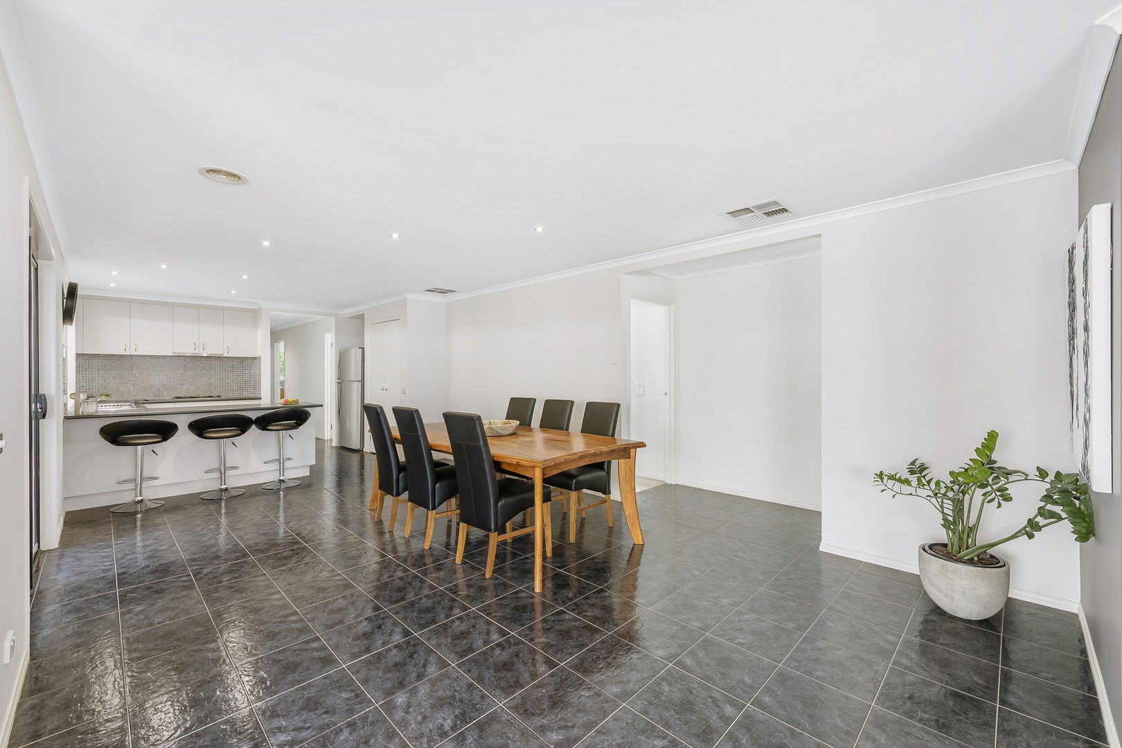 10 Holcolme StreetCaroline Springs, VIC 3023, Caroline Springs - Thumbnail 4