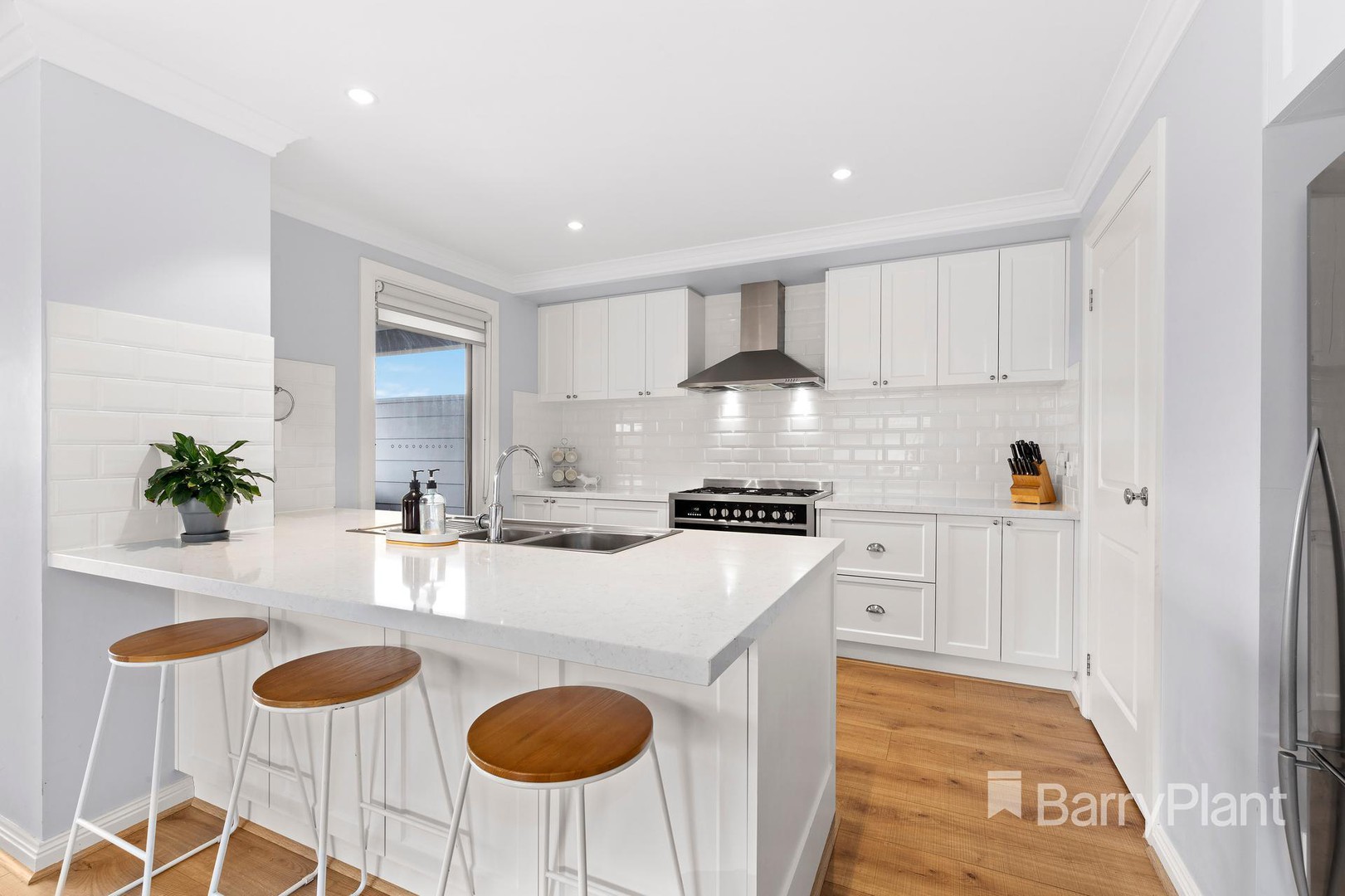 4 Saint Ronans GroveSouth Morang, VIC 3752, South Morang - Thumbnail 3