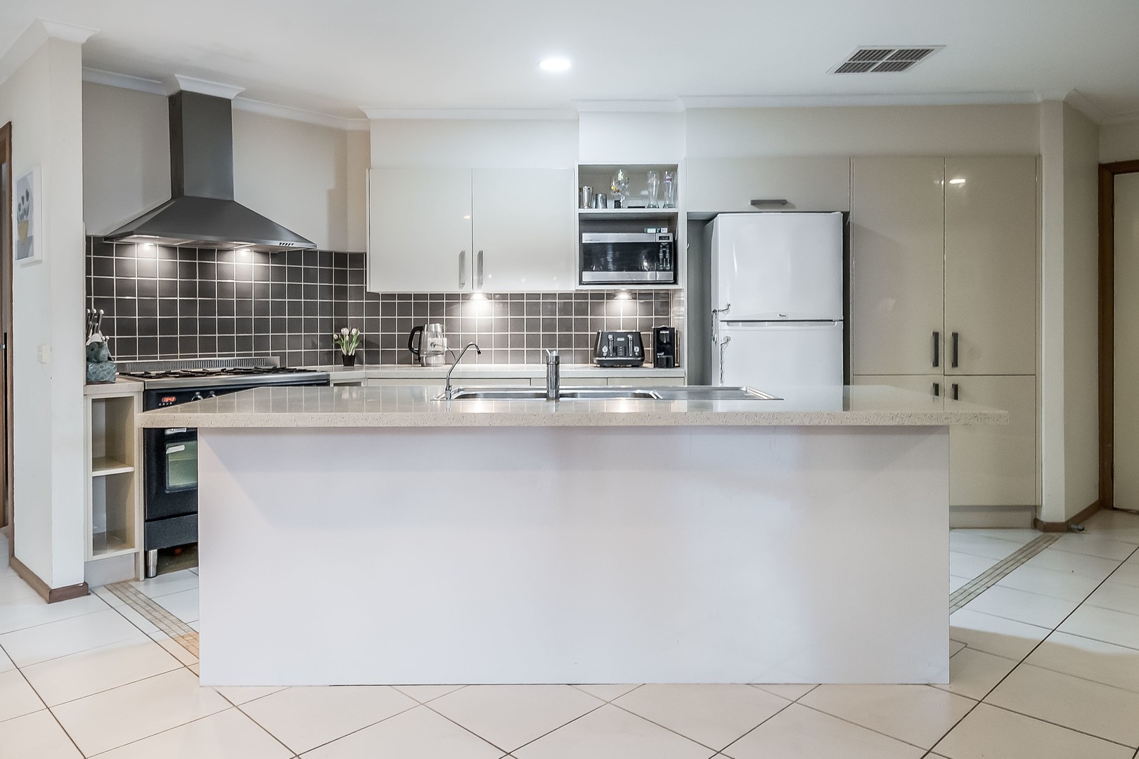 7 Roger CourtRowville, VIC 3178, Rowville - Thumbnail 2