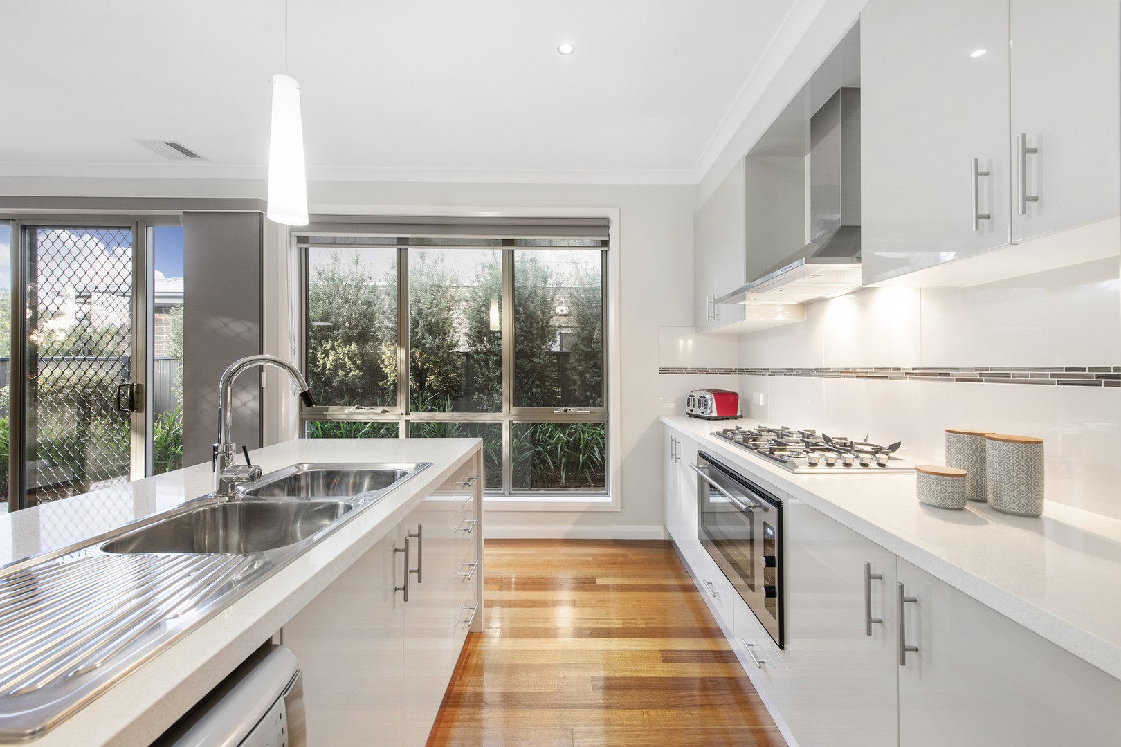 33 Robertsons RoadTaylors Lakes, VIC 3038, Taylors Lakes - Thumbnail 4