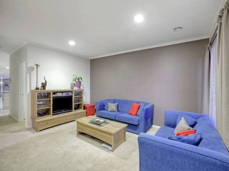 4 Augustus Drive, Berwick, VIC 3806 - Thumbnail 2 - 20/04/2021