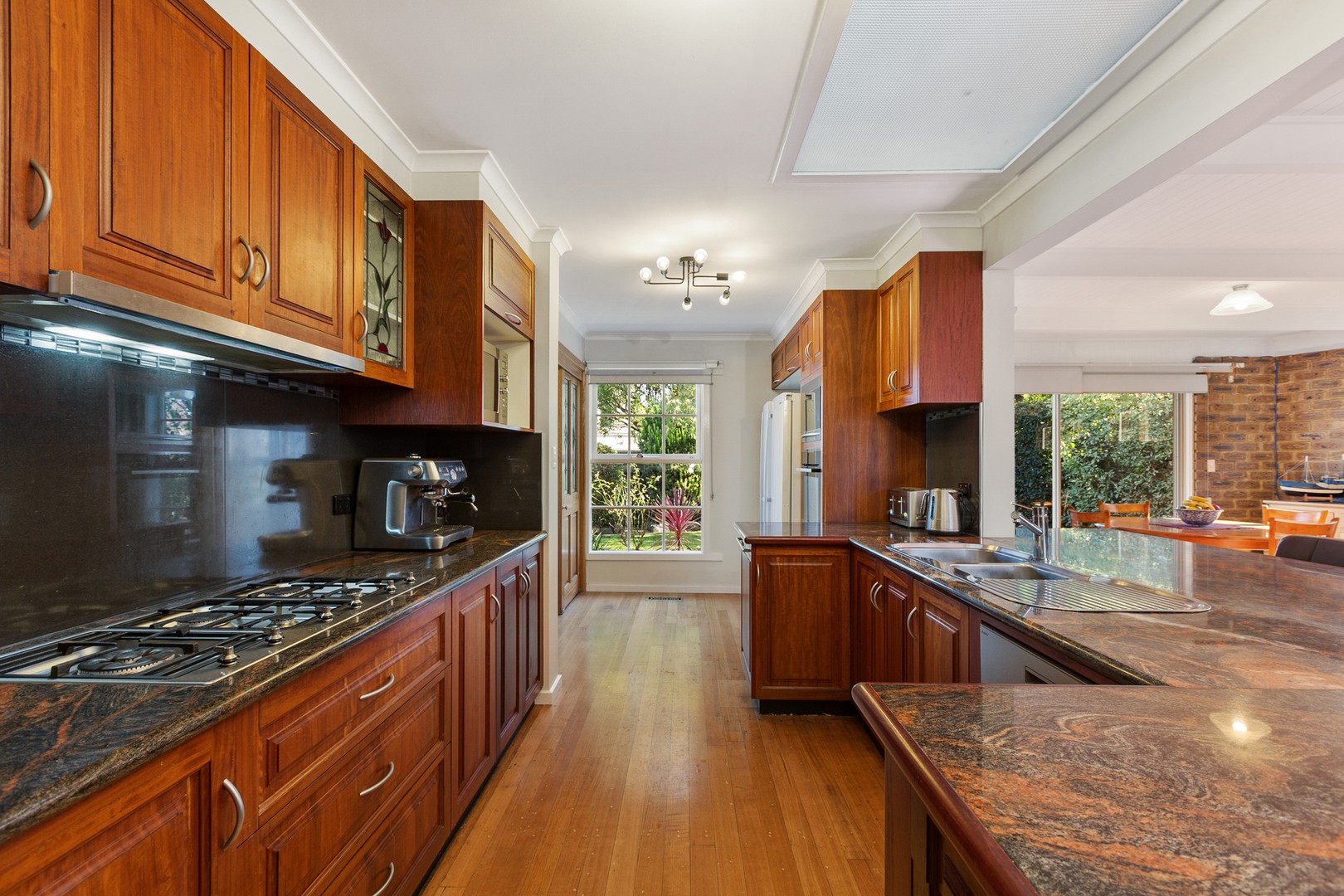 9 Hampton CourtGlen Waverley, VIC 3150, Glen Waverley - Thumbnail 5