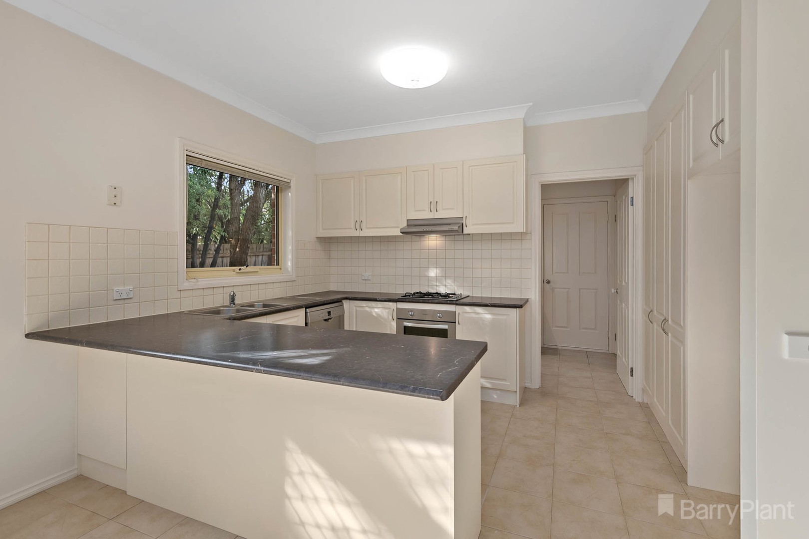 2/10 Normanton PlaceBerwick, VIC 3806, Forest Lake - Thumbnail 3