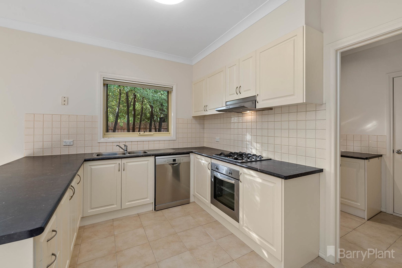 2/10 Normanton PlaceBerwick, VIC 3806, Forest Lake - Thumbnail 4
