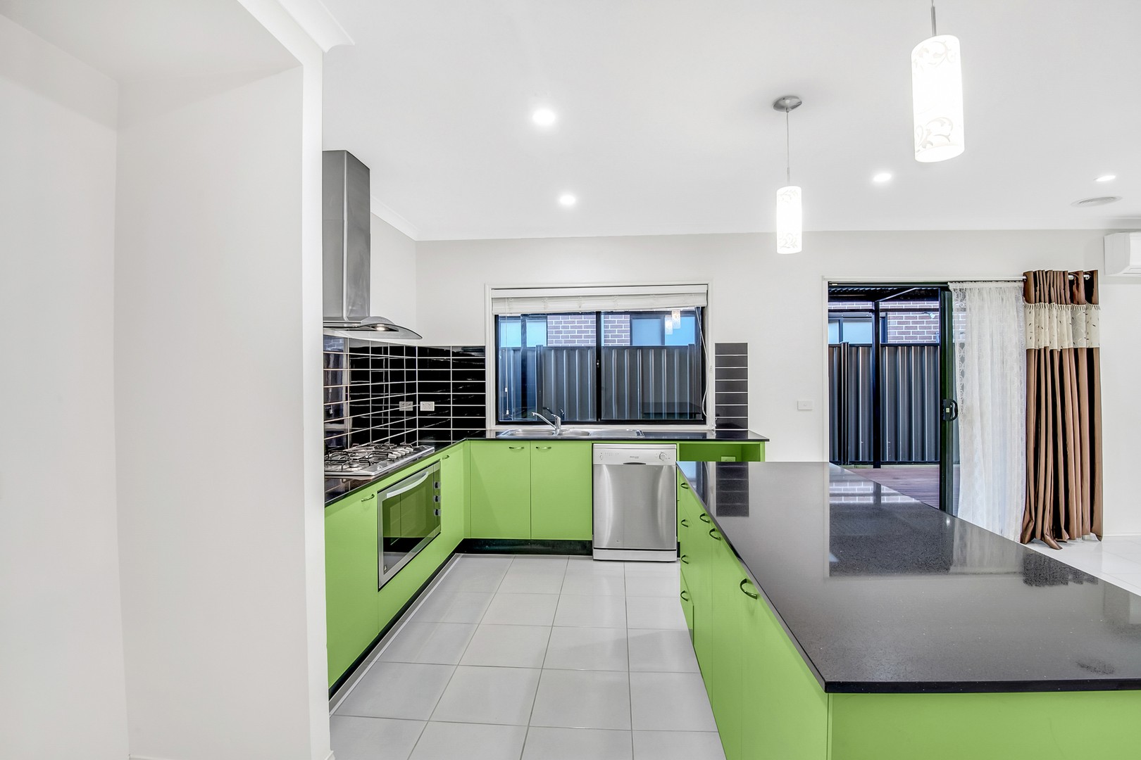 2 Clapham WayCraigieburn, VIC 3064, Craigieburn - Thumbnail 2