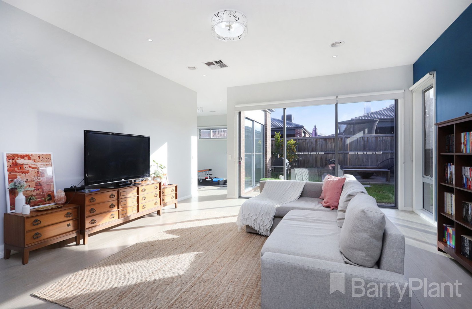 16 Lucy CrescentGreenvale, VIC 3059, Greenvale - Thumbnail 2