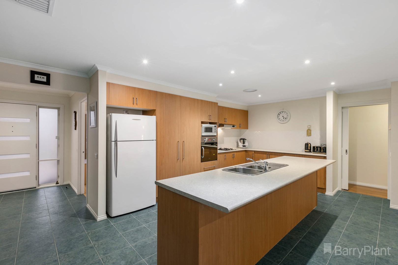16 Sapphire CrescentPakenham, VIC 3810, Pakenham - Thumbnail 3