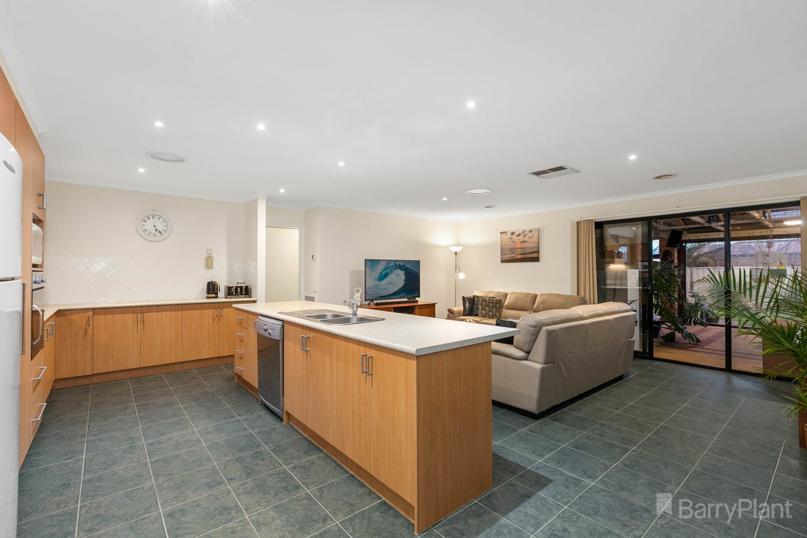 16 Sapphire CrescentPakenham, VIC 3810, Pakenham - Thumbnail 4