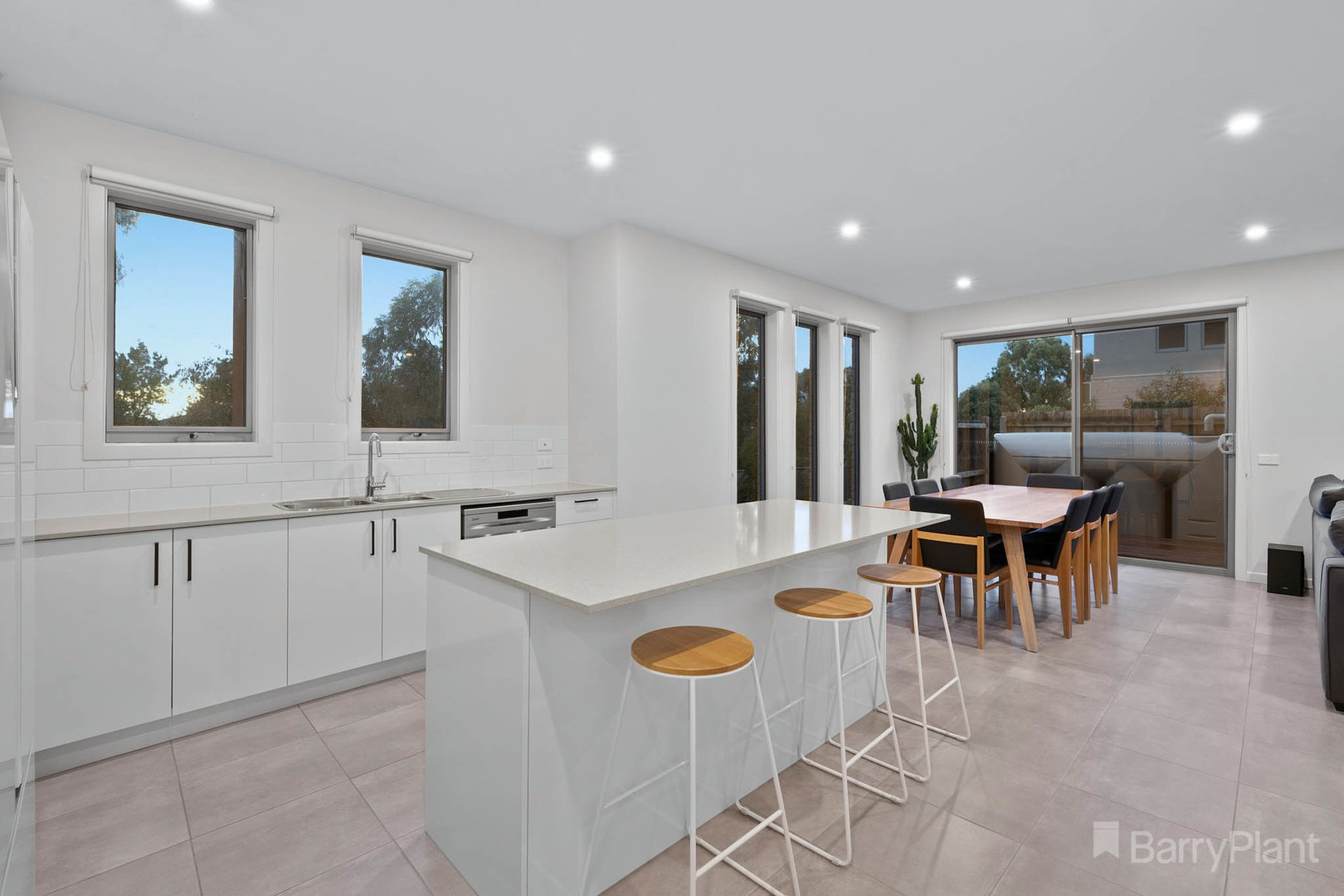 1 Tully CrescentNarre Warren, VIC 3805, Narre Warren - Thumbnail 4