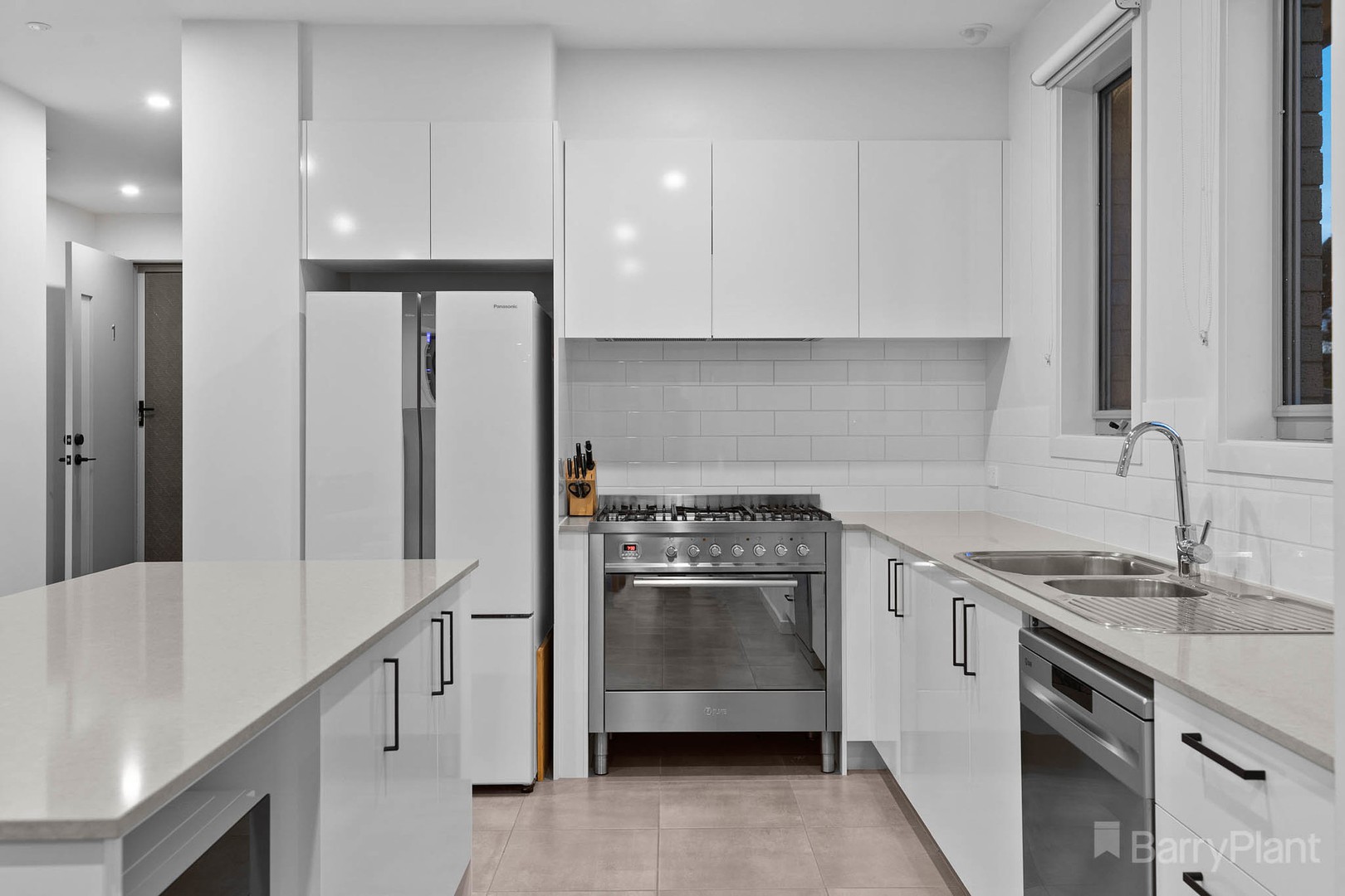 1 Tully CrescentNarre Warren, VIC 3805, Narre Warren - Thumbnail 5