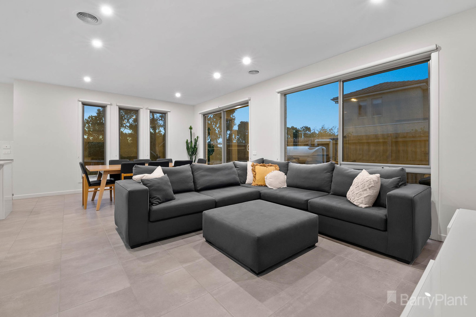 1 Tully CrescentNarre Warren, VIC 3805, Narre Warren - Thumbnail 6