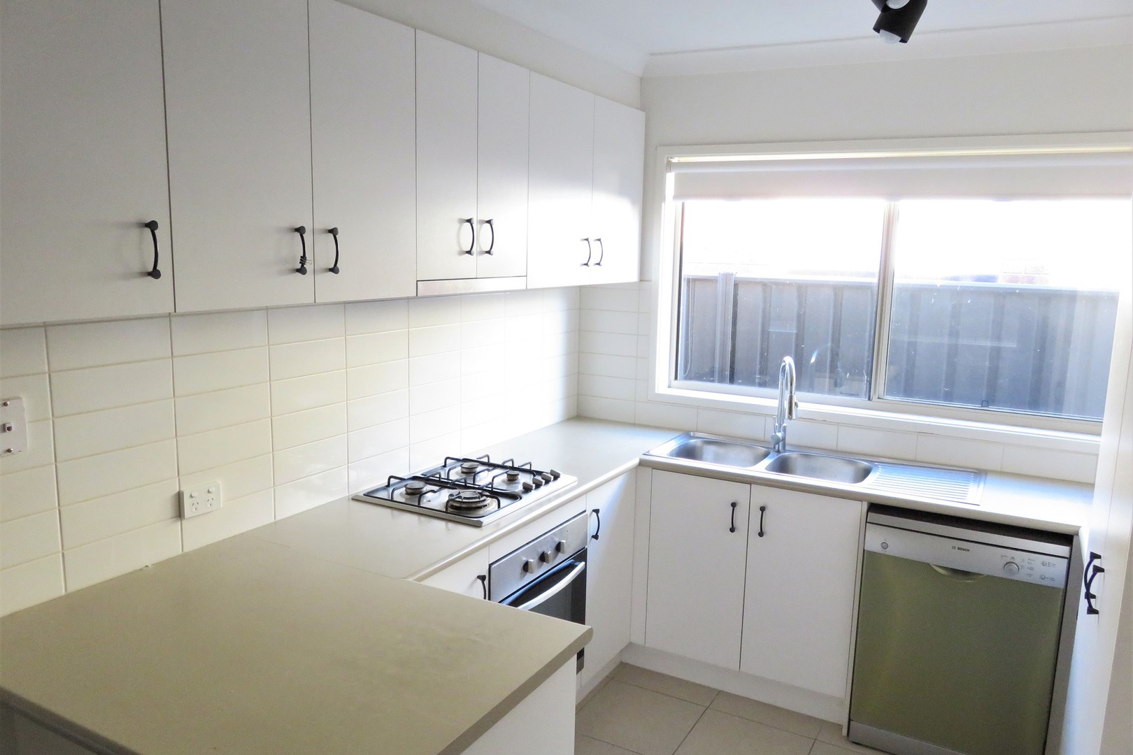 37 Kindred Avenue, Cranbourne North, VIC 3977 - Thumbnail 2 - 02/09/2021