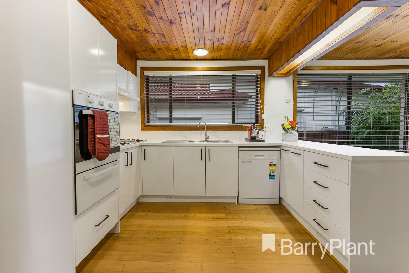 6 Silvester CrescentSt Albans, VIC 3021, St Albans - Thumbnail 2
