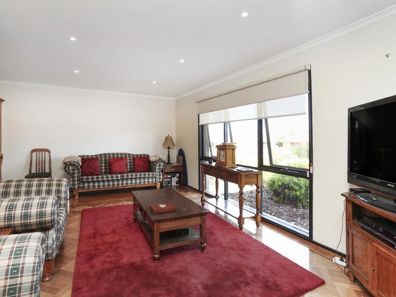 6 Evelyn Close, Melton West, VIC 3337, Melton West - Thumbnail 2