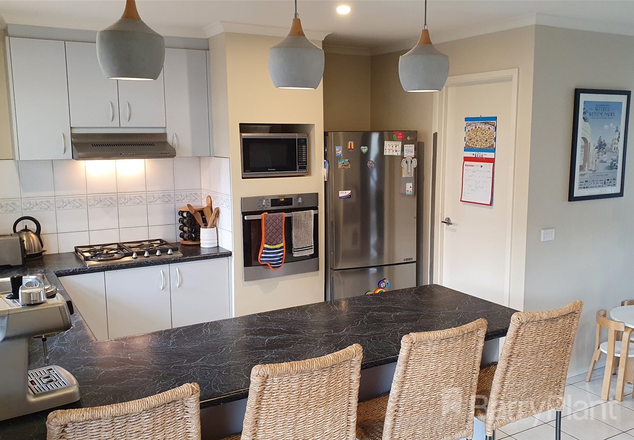27 Sandalwood Drive, Narre Warren, VIC 3805 - Thumbnail 2 - 23/09/2021