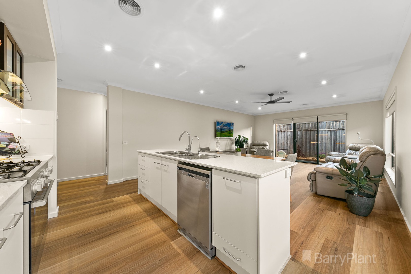 16 Markbeech CrescentOfficer, VIC 3809, Officer - Thumbnail 6