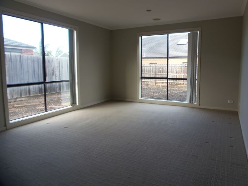 16 Balmain Circuit, Taylors Hill, VIC 3037 - Thumbnail 2 - 04/10/2021