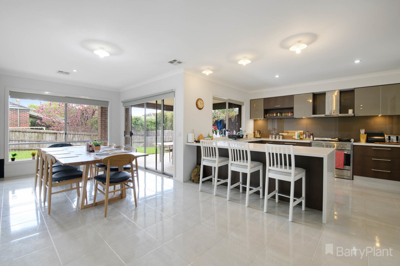 10 Snowgum Court, Narre Warren South, VIC 3805 - Thumbnail 2 - 06/10/2021