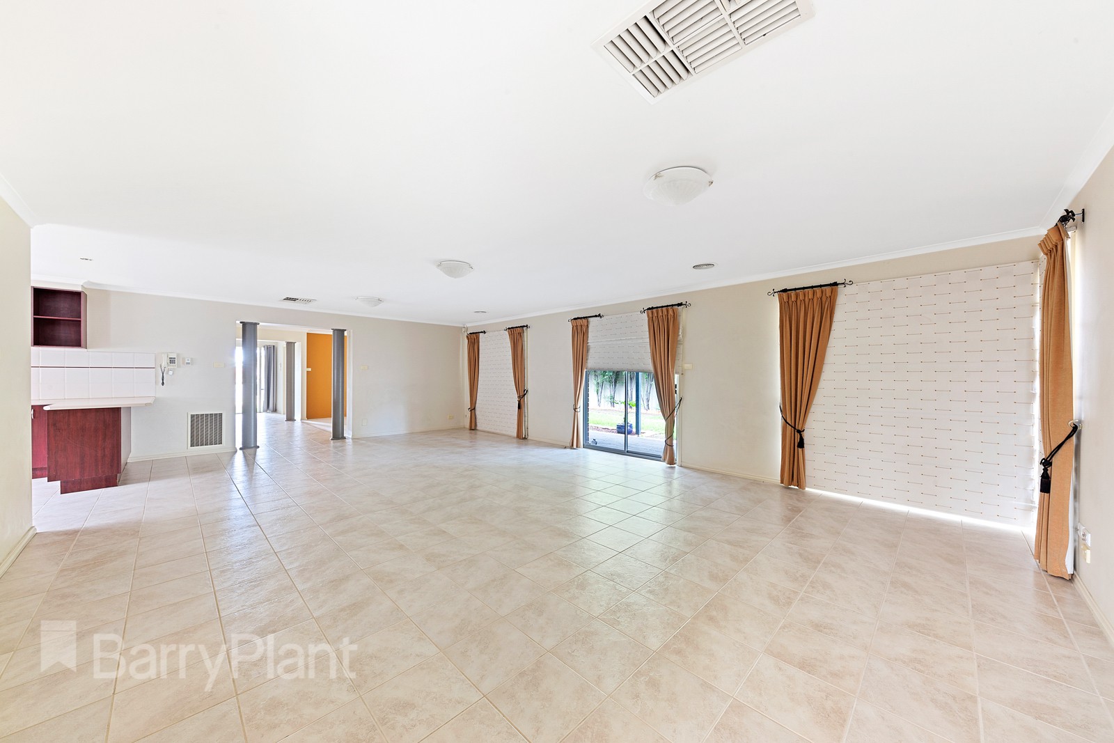 6 Windsor Gardens, Caroline Springs, VIC 3023 - Thumbnail 2 - 13/10/2021