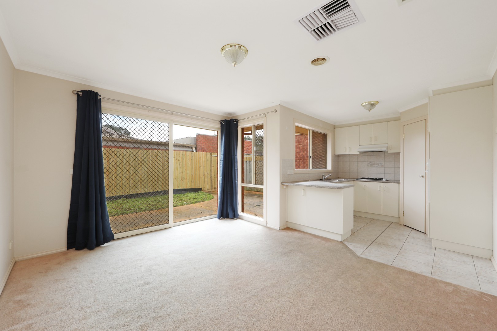 1/137 Waradgery Drive, Rowville, VIC 3178, Rowville - Thumbnail 2