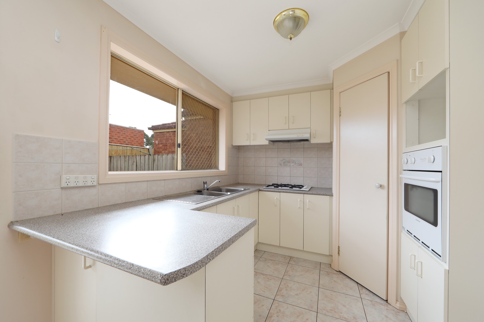 1/137 Waradgery Drive, Rowville, VIC 3178, Rowville - Thumbnail 3