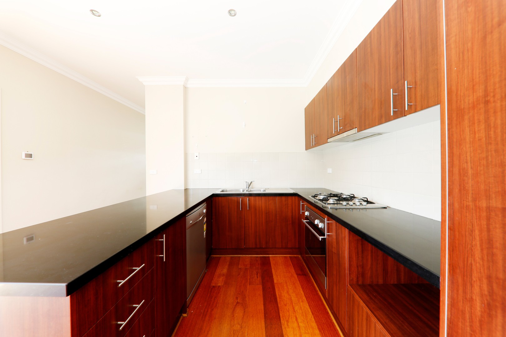 1/2 Salisbury Court, Glen Waverley, VIC 3150 - Thumbnail 2 - 18/05/2016