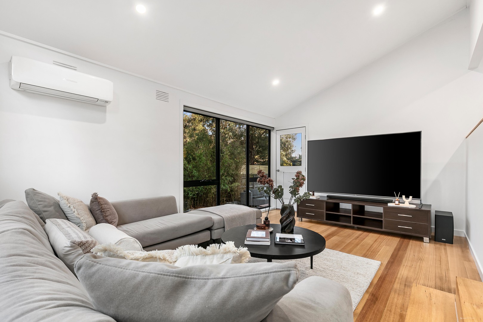 1 Angus Court, Eltham North, VIC 3095 - Thumbnail 2 - 22/08/2025