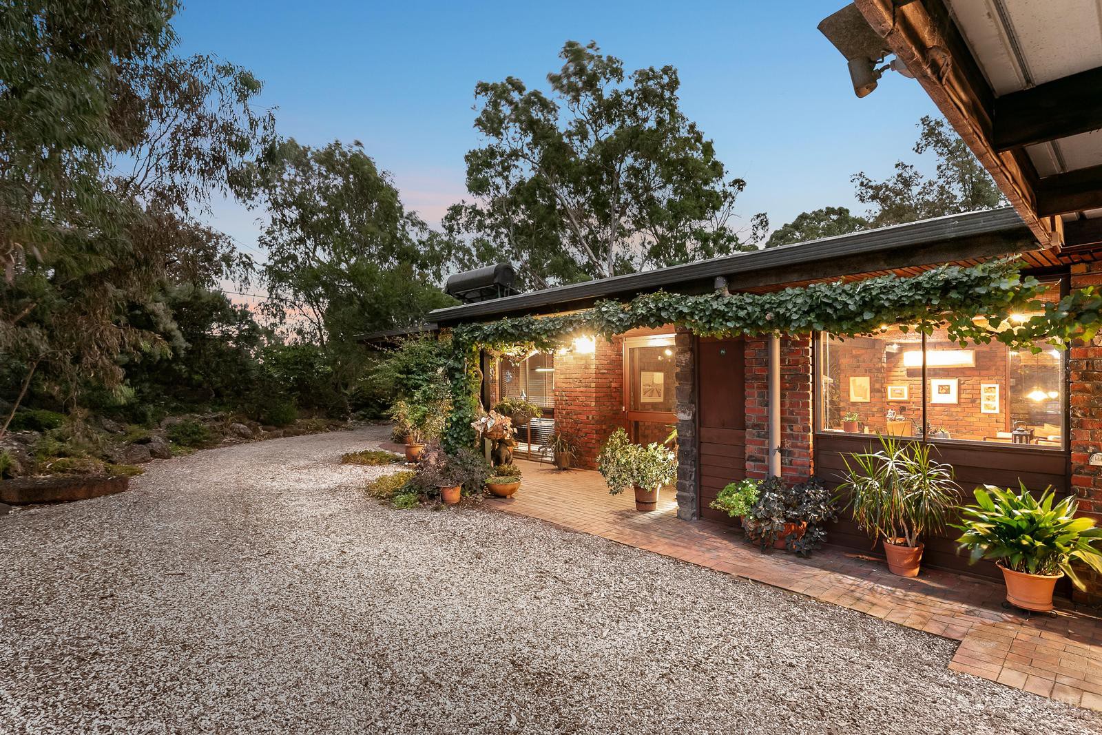 1 Fran Court, Templestowe Lower, VIC 3107 - Thumbnail 2 - 29/02/2024