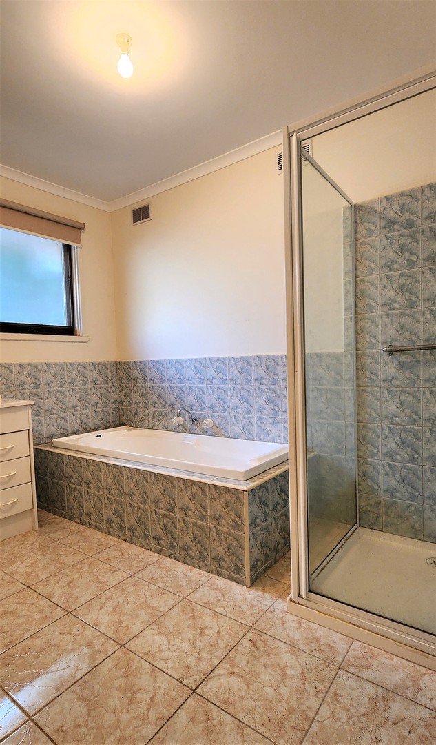 1 Leicester Crescent, Melton, VIC 3337 - Thumbnail 2 - 08/05/2025