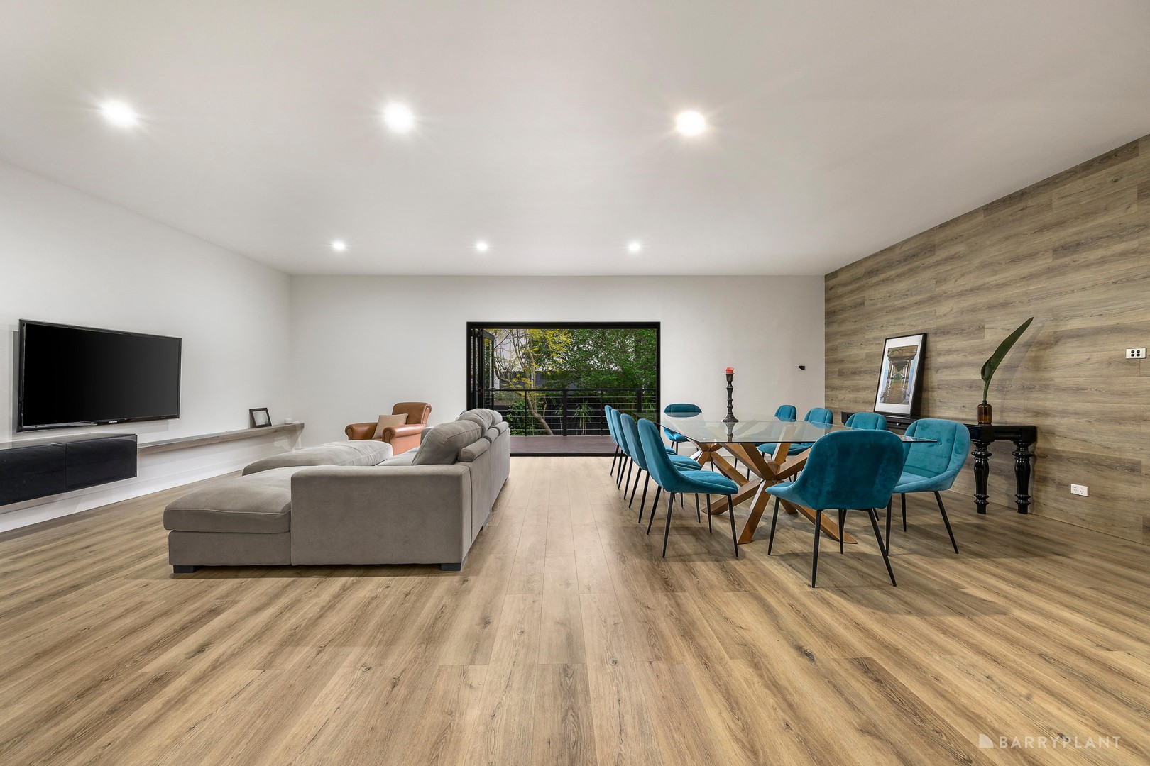 1 Minaki Avenue, Doncaster East, VIC 3109 - Thumbnail 2 - 26/12/2024